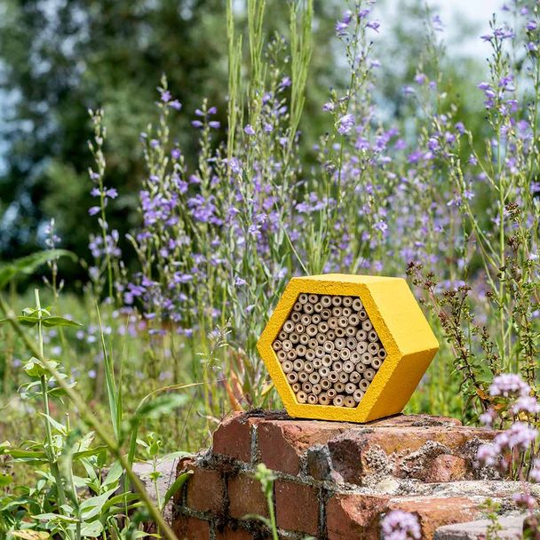 Holzbeton-Insektenhotel ‚‚Mathias‘‘, gelb